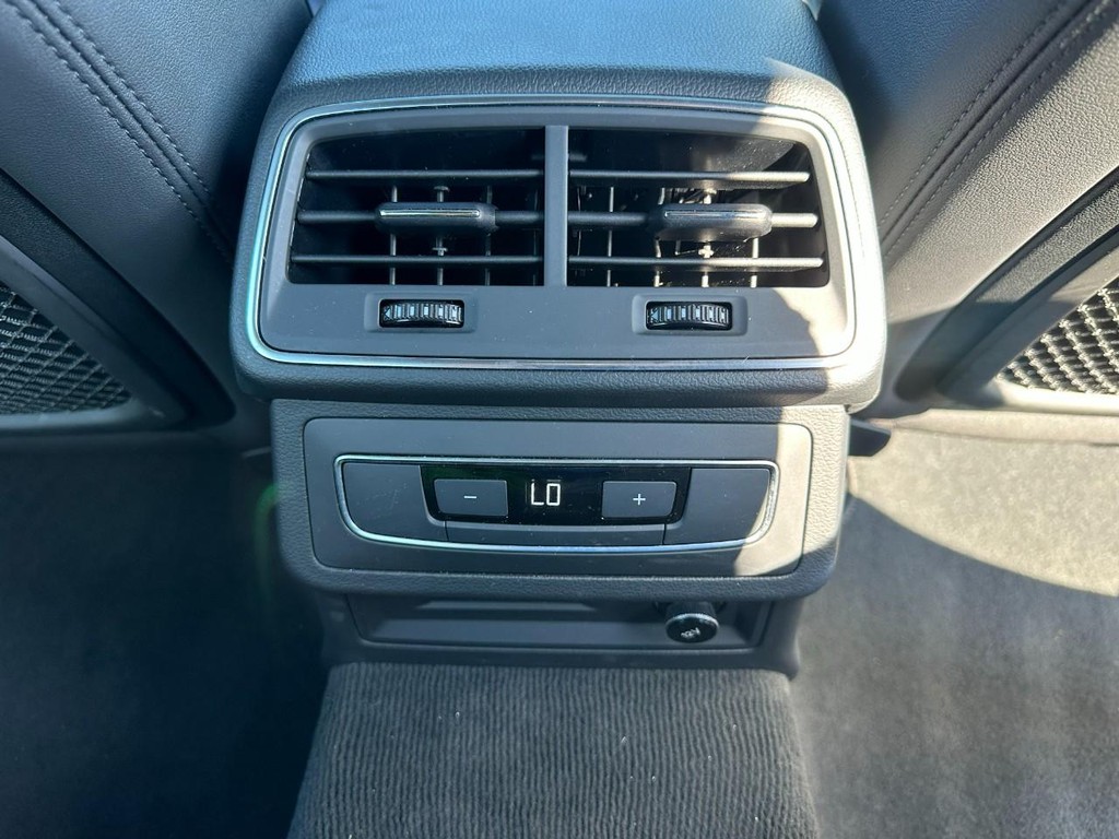 Audi A6 Sedan Vehicle Full-screen Gallery Image 11