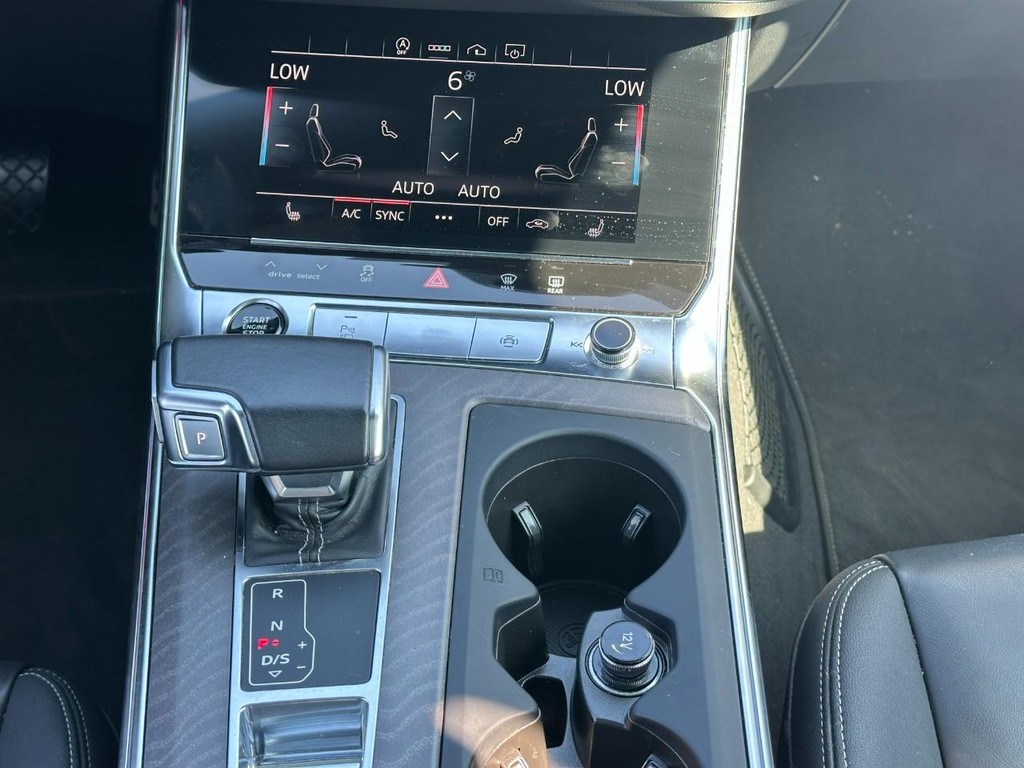 Audi A6 Sedan Vehicle Full-screen Gallery Image 16