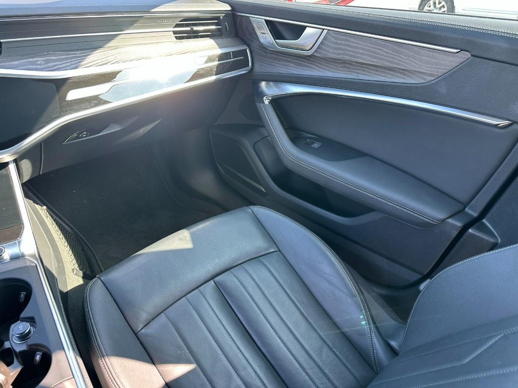 Audi A6 Sedan Vehicle Full-screen Gallery Image 17