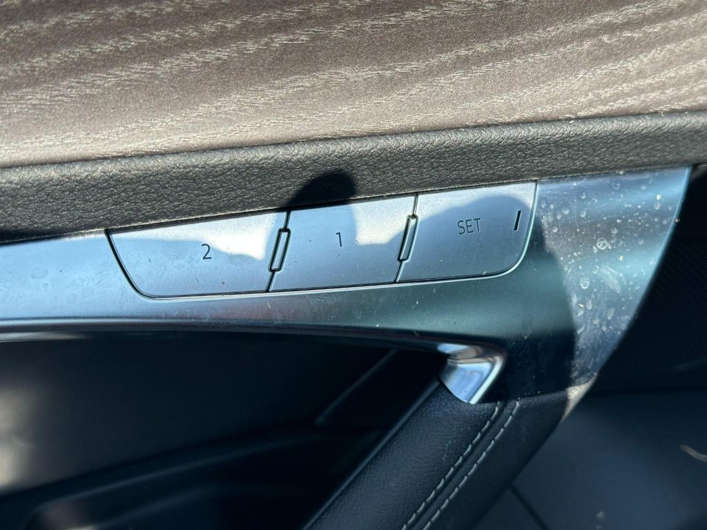 Audi A6 Sedan Vehicle Full-screen Gallery Image 19