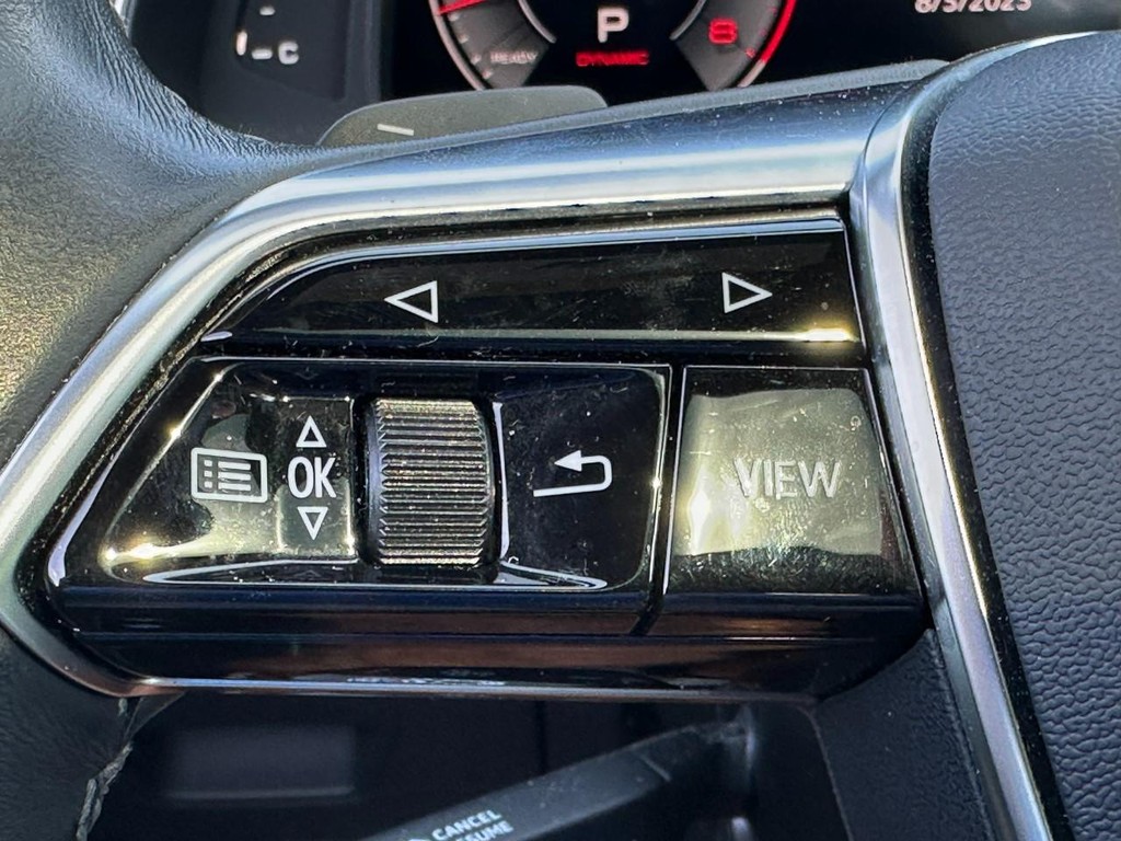 Audi A6 Sedan Vehicle Full-screen Gallery Image 21