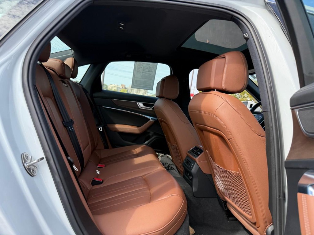 Audi A6 Sedan Vehicle Full-screen Gallery Image 10