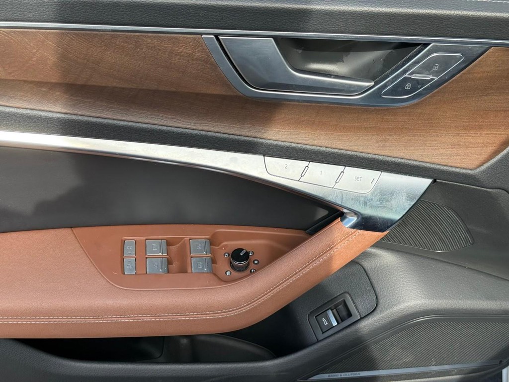 Audi A6 Sedan Vehicle Full-screen Gallery Image 15