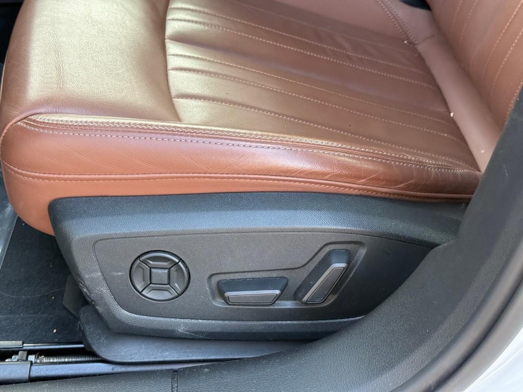 Audi A6 Sedan Vehicle Full-screen Gallery Image 18