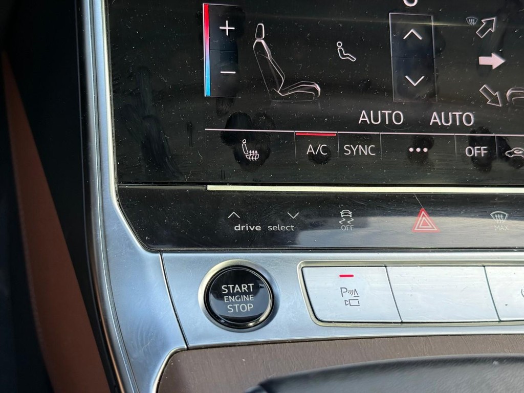 Audi A6 Sedan Vehicle Full-screen Gallery Image 23