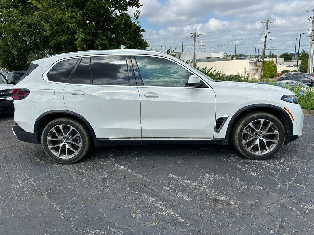 BMW X5 Vehicle Full-screen Gallery Image 02