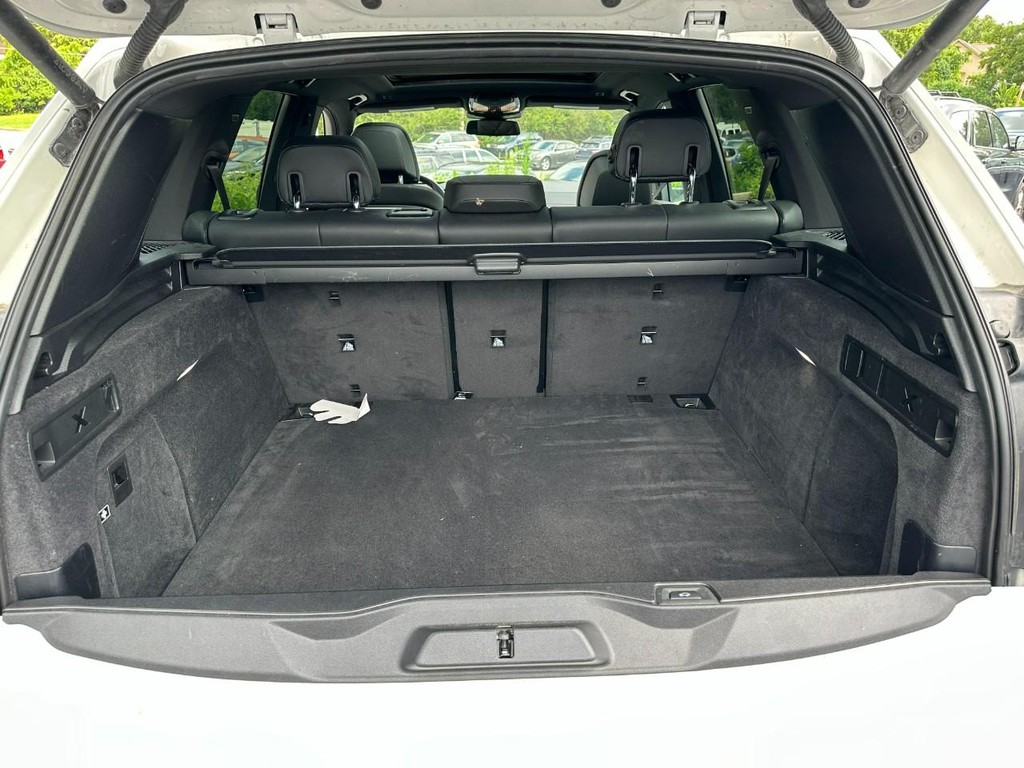 BMW X5 Vehicle Full-screen Gallery Image 05