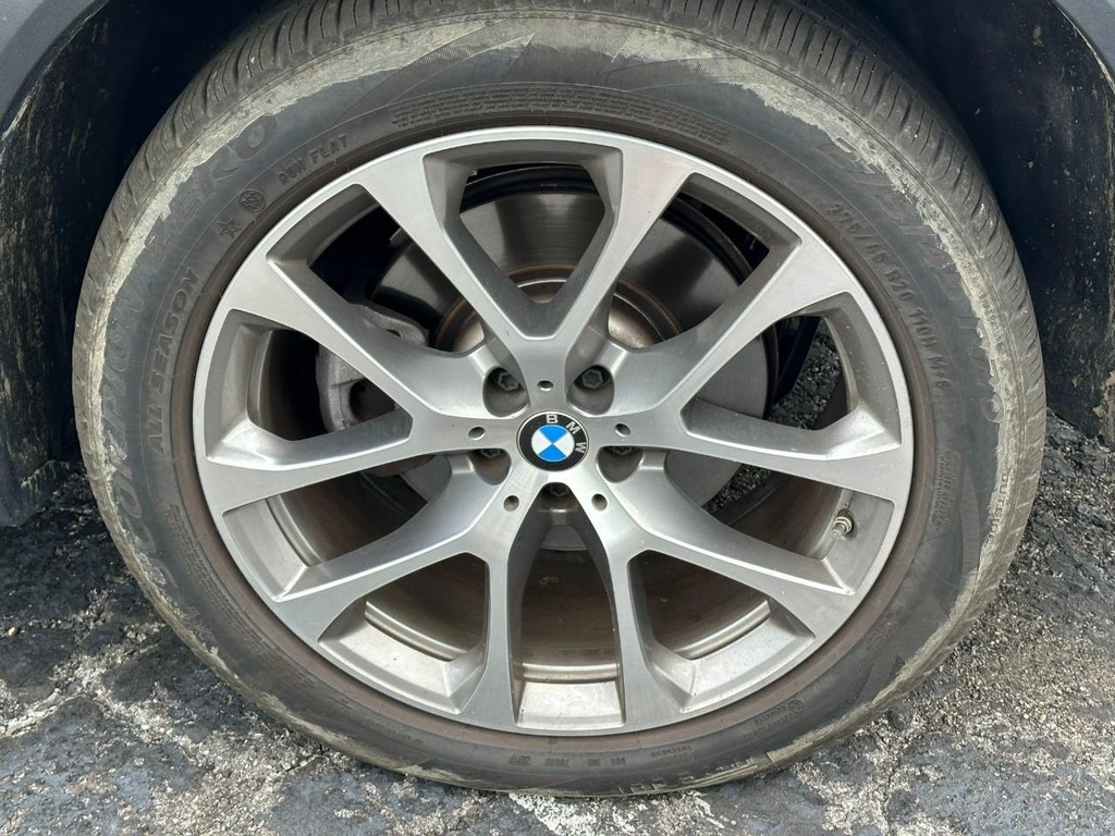 BMW X5 Vehicle Full-screen Gallery Image 06