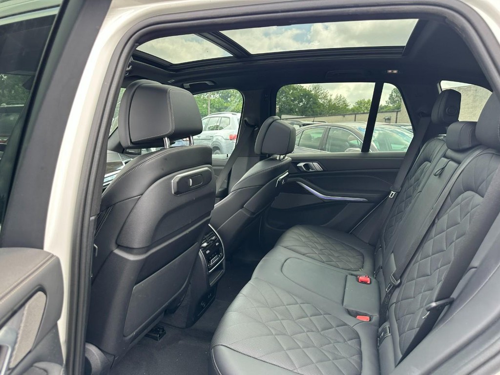 BMW X5 Vehicle Full-screen Gallery Image 10