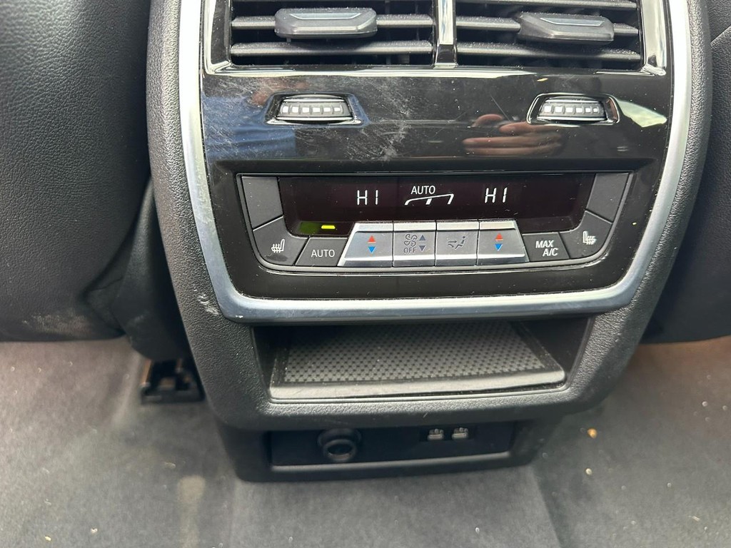 BMW X5 Vehicle Full-screen Gallery Image 11