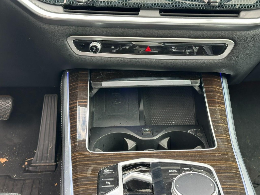 BMW X5 Vehicle Full-screen Gallery Image 16