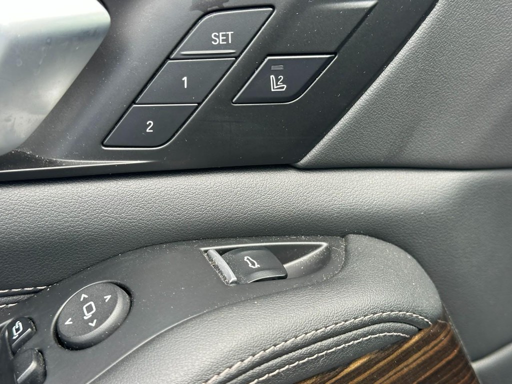 BMW X5 Vehicle Full-screen Gallery Image 19