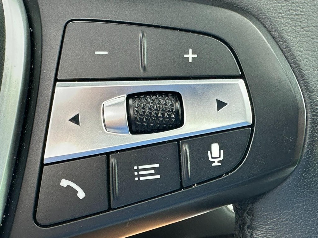 BMW X5 Vehicle Full-screen Gallery Image 22