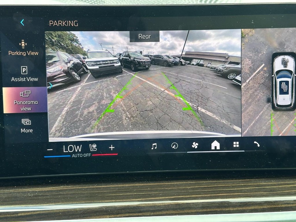 BMW X5 Vehicle Full-screen Gallery Image 25