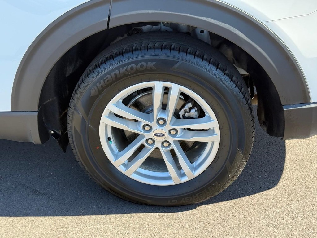 Ford Explorer Vehicle Full-screen Gallery Image 05