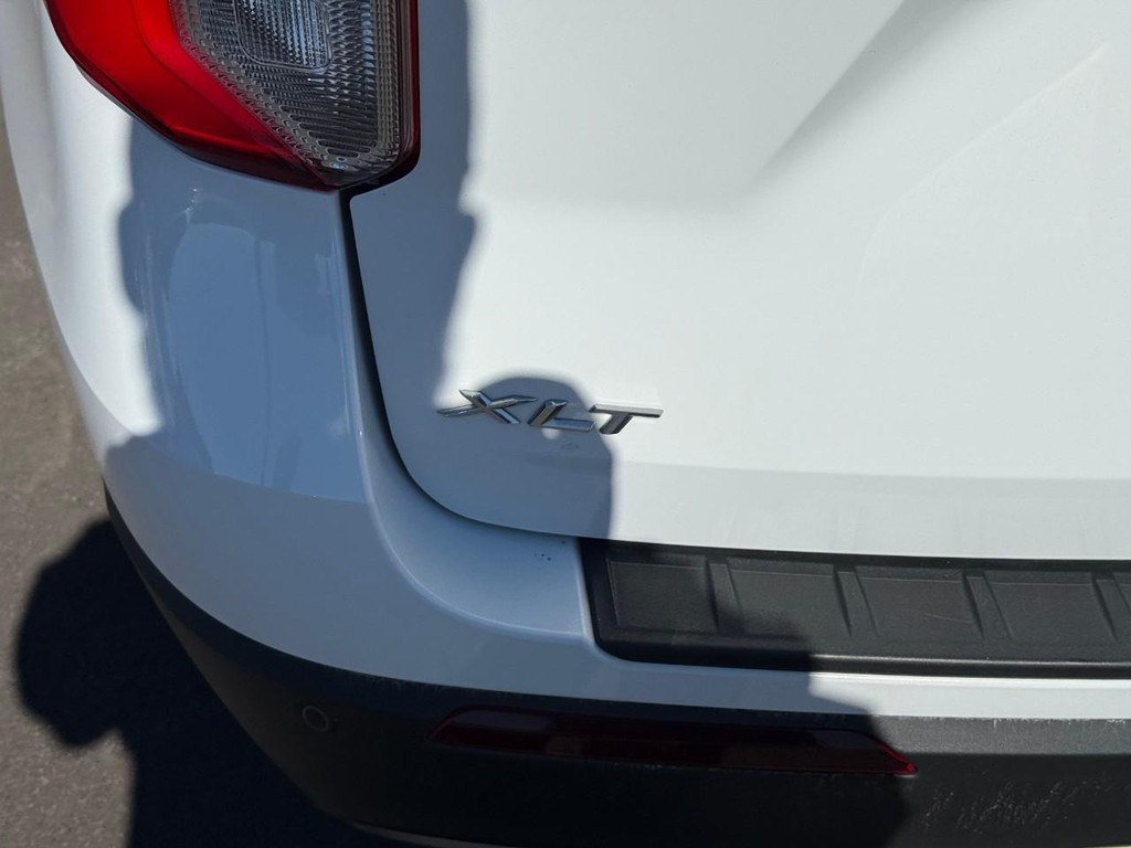 Ford Explorer Vehicle Full-screen Gallery Image 06