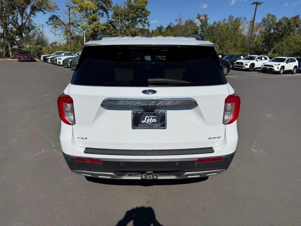 Ford Explorer Vehicle Full-screen Gallery Image 07