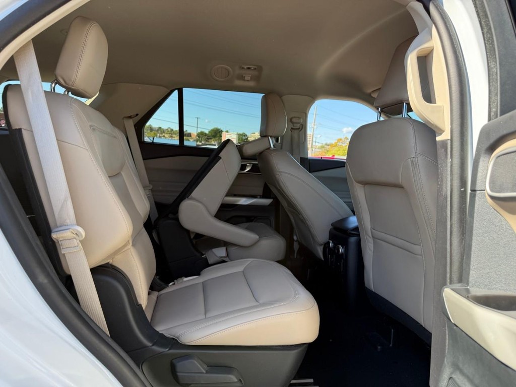 Ford Explorer Vehicle Full-screen Gallery Image 11