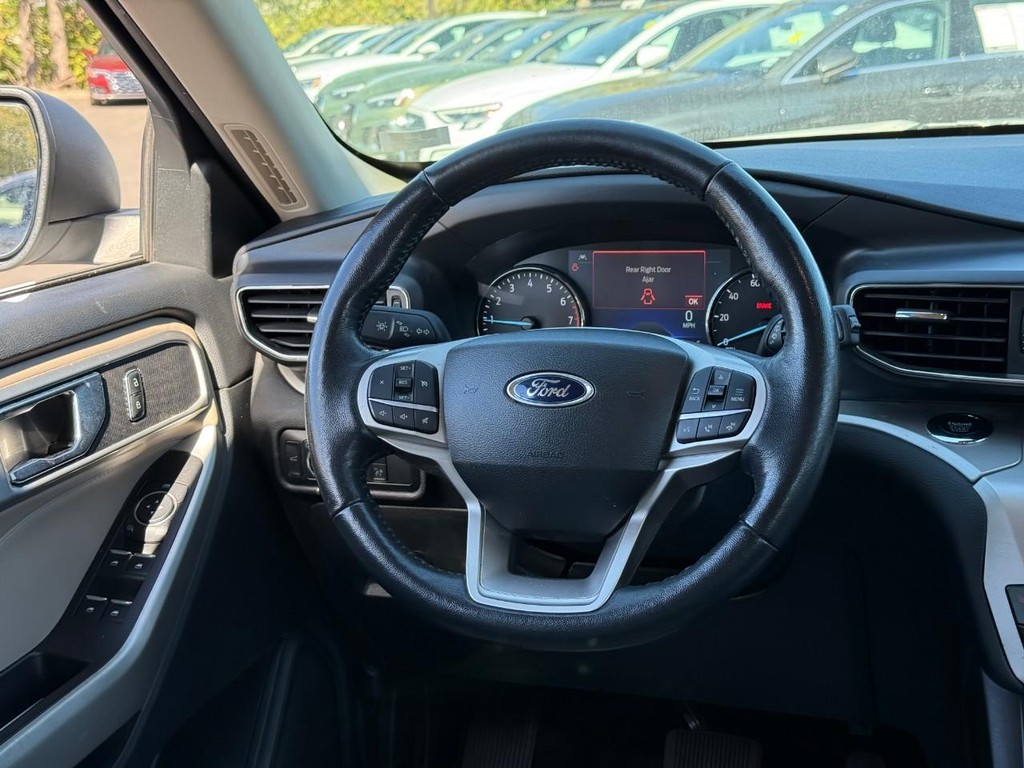 Ford Explorer Vehicle Full-screen Gallery Image 13