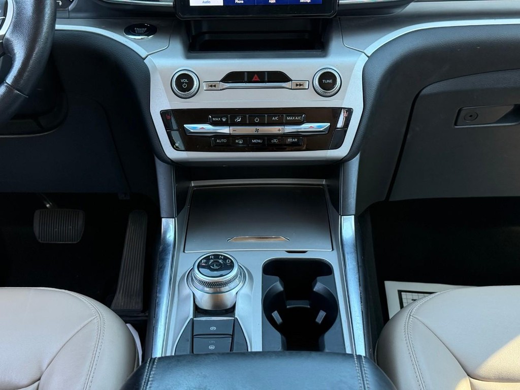 Ford Explorer Vehicle Full-screen Gallery Image 15