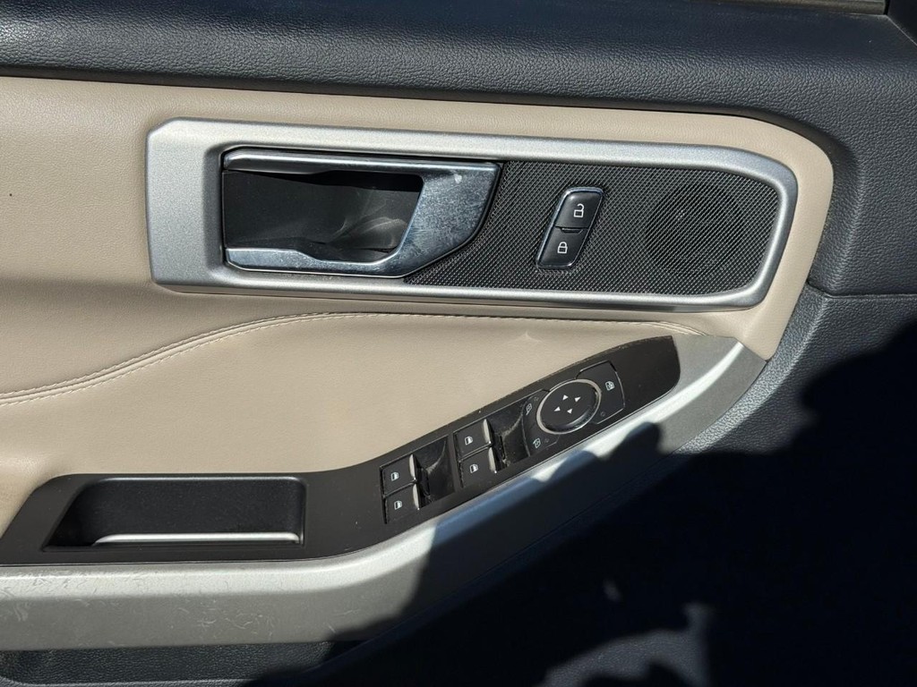 Ford Explorer Vehicle Full-screen Gallery Image 16