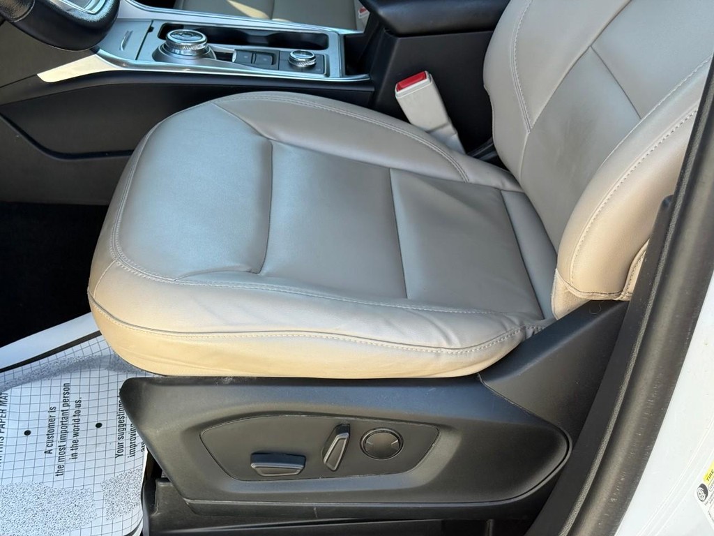 Ford Explorer Vehicle Full-screen Gallery Image 17