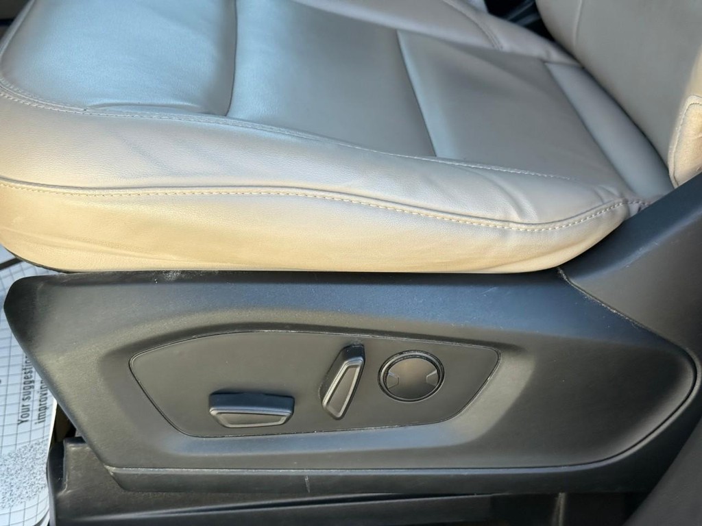 Ford Explorer Vehicle Full-screen Gallery Image 18