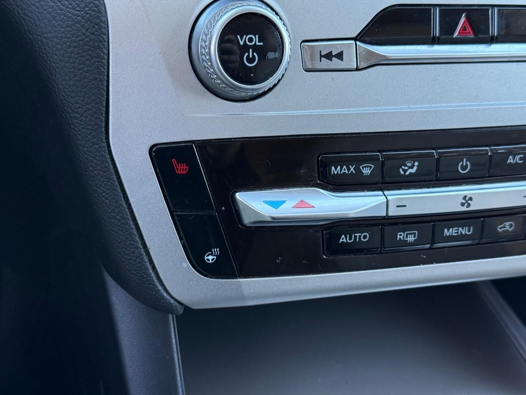 Ford Explorer Vehicle Full-screen Gallery Image 23