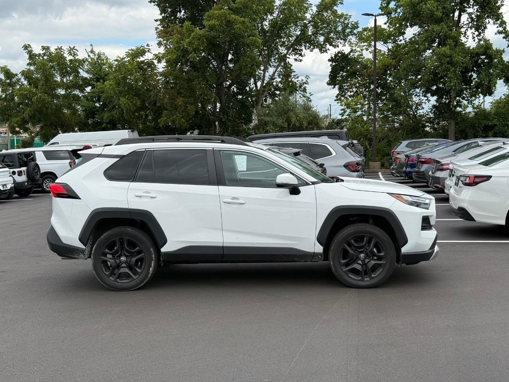 Toyota RAV4 Vehicle Full-screen Gallery Image 02