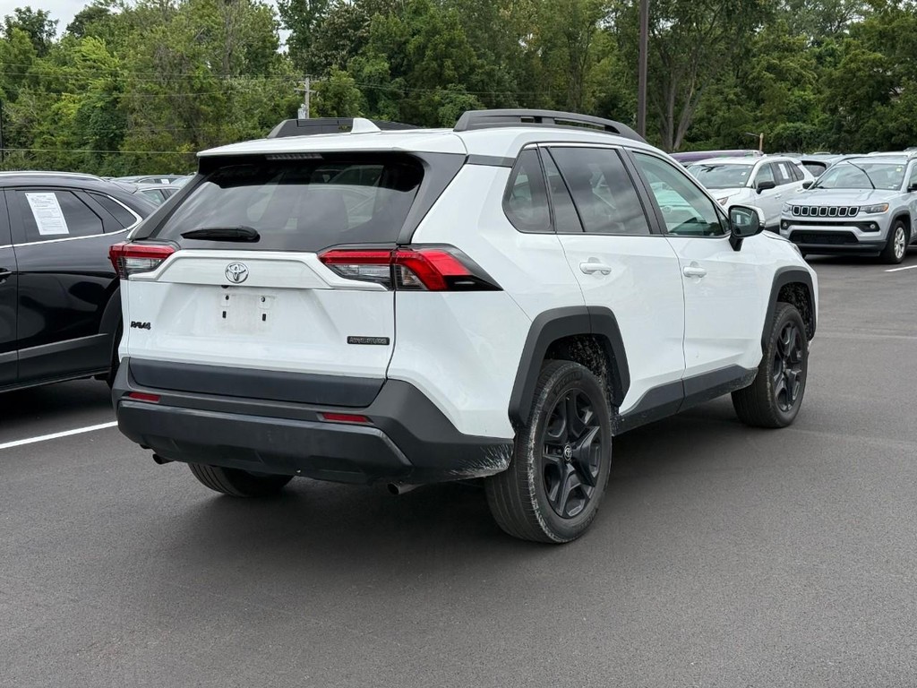 Toyota RAV4 Vehicle Full-screen Gallery Image 03