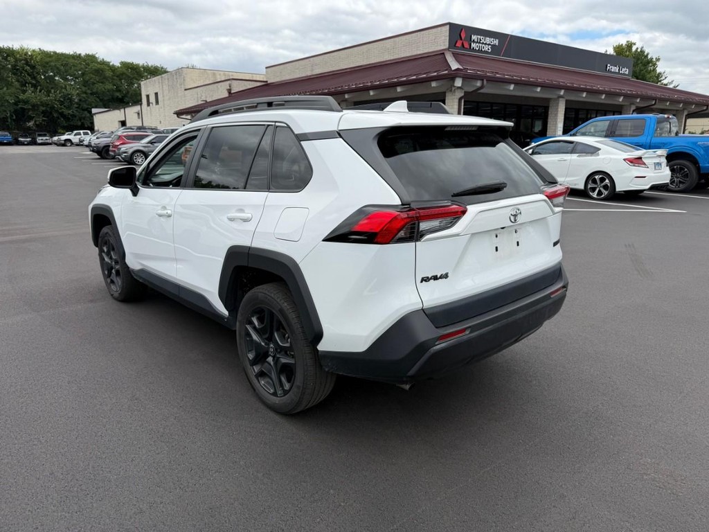 Toyota RAV4 Vehicle Full-screen Gallery Image 04