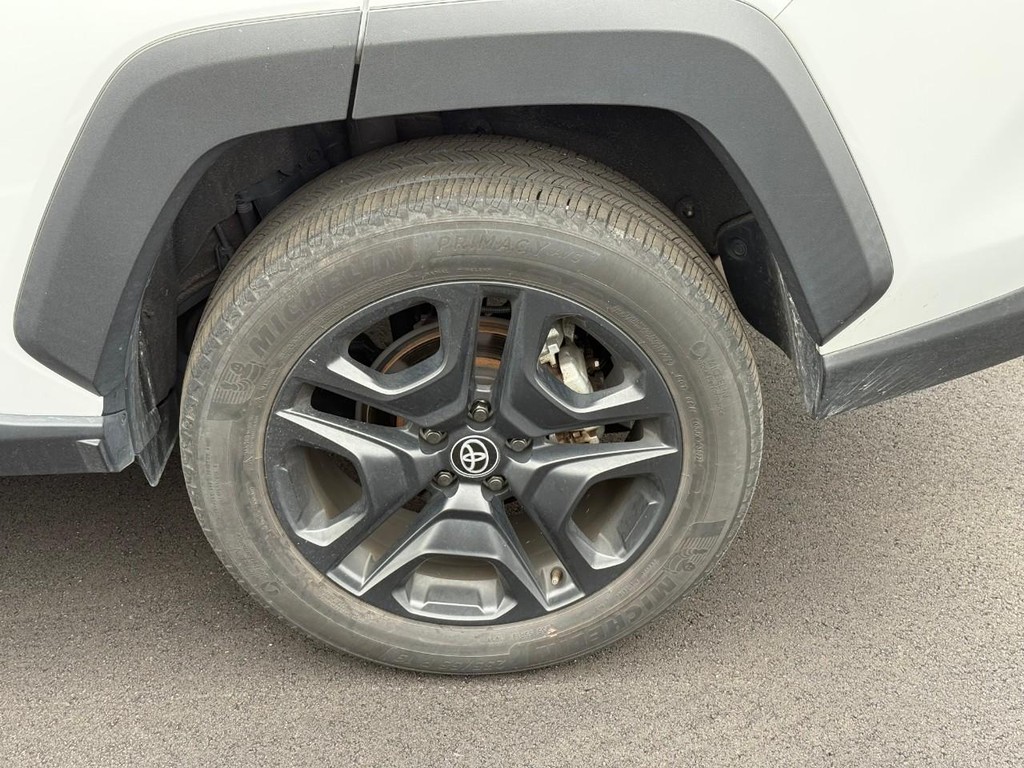 Toyota RAV4 Vehicle Full-screen Gallery Image 05