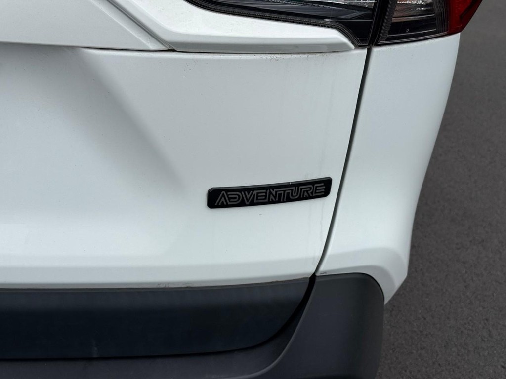 Toyota RAV4 Vehicle Full-screen Gallery Image 06