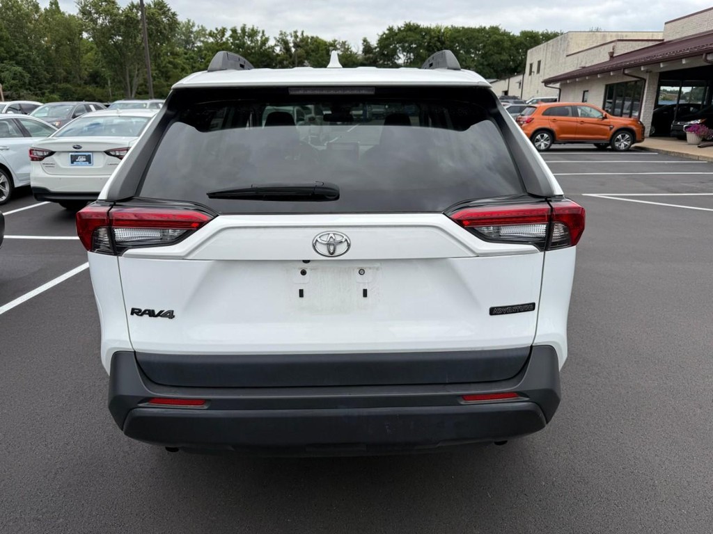 Toyota RAV4 Vehicle Full-screen Gallery Image 07