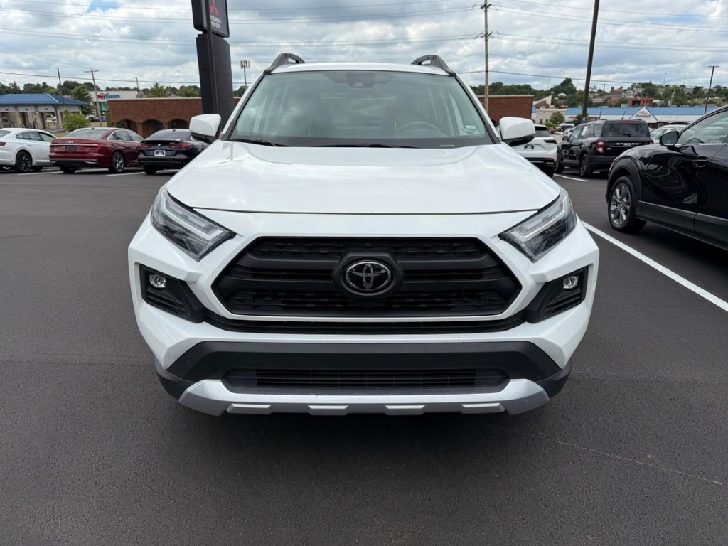 Toyota RAV4 Vehicle Full-screen Gallery Image 09