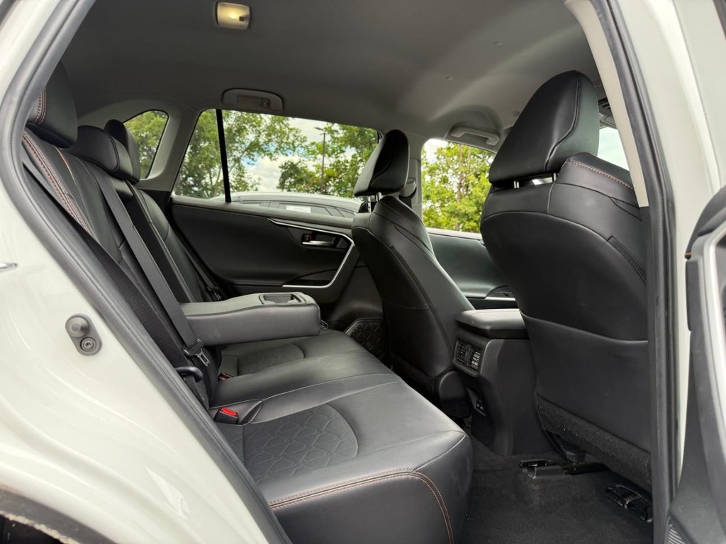 Toyota RAV4 Vehicle Full-screen Gallery Image 10