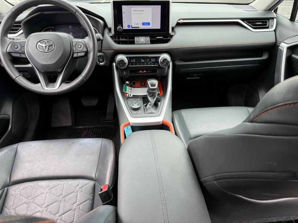 Toyota RAV4 Vehicle Full-screen Gallery Image 11