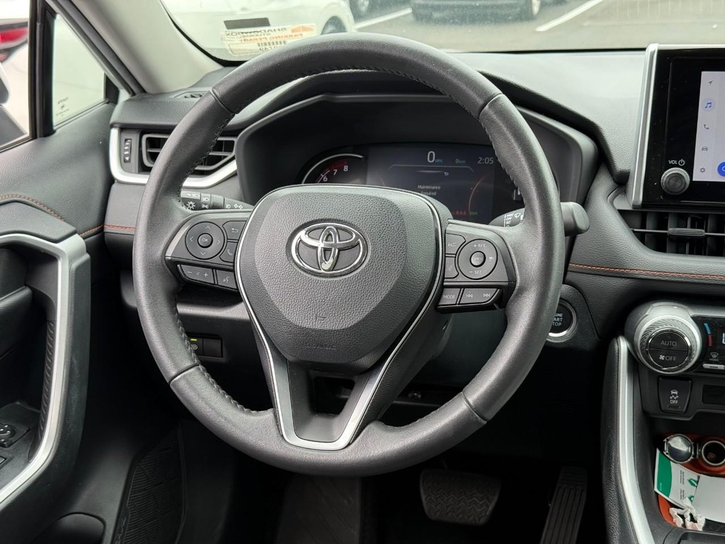Toyota RAV4 Vehicle Full-screen Gallery Image 12