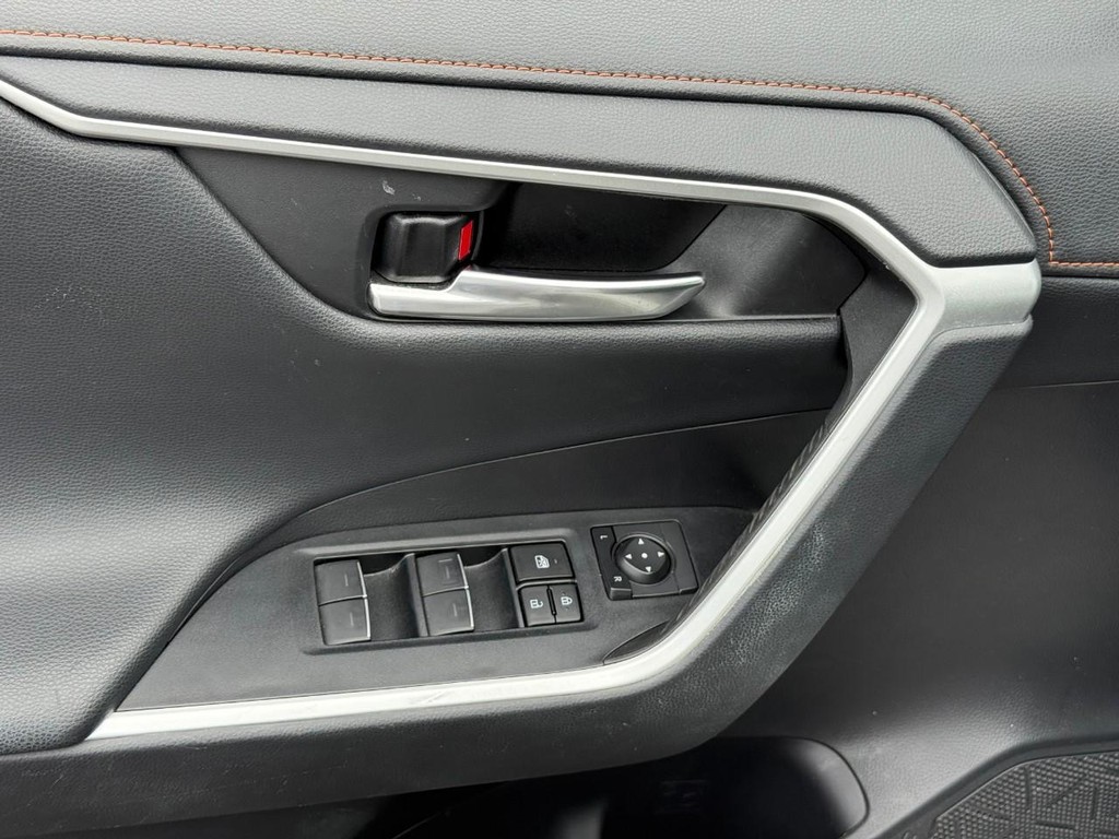 Toyota RAV4 Vehicle Full-screen Gallery Image 15