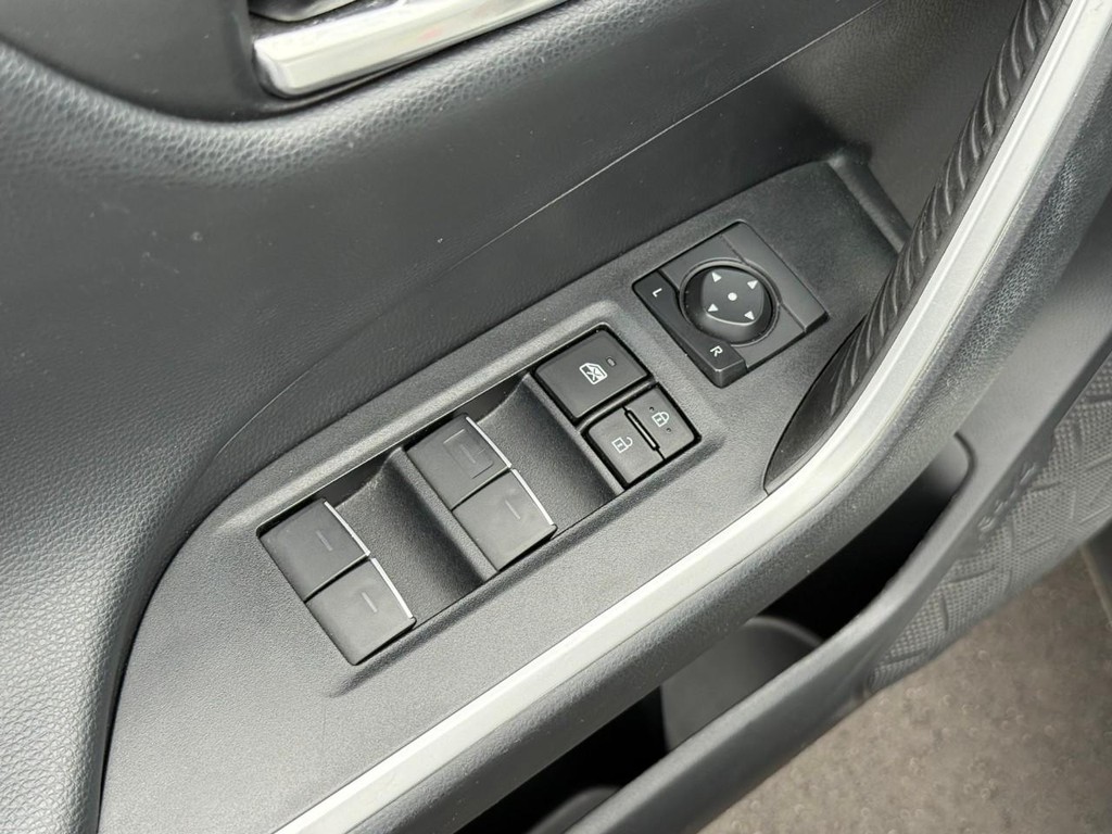 Toyota RAV4 Vehicle Full-screen Gallery Image 16