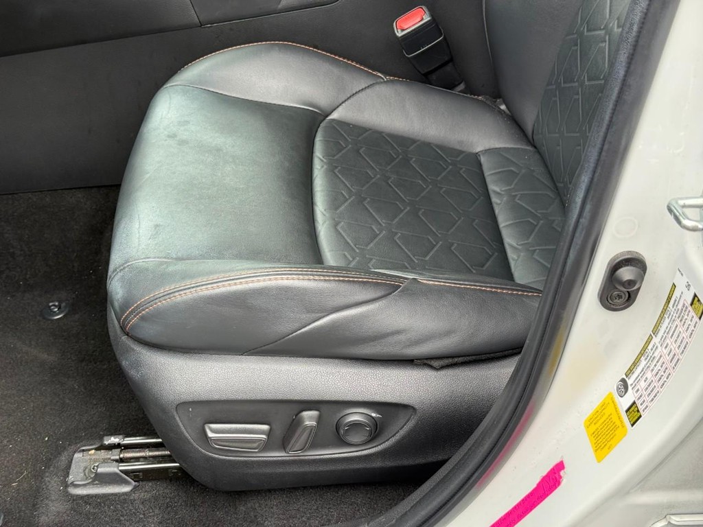 Toyota RAV4 Vehicle Full-screen Gallery Image 17