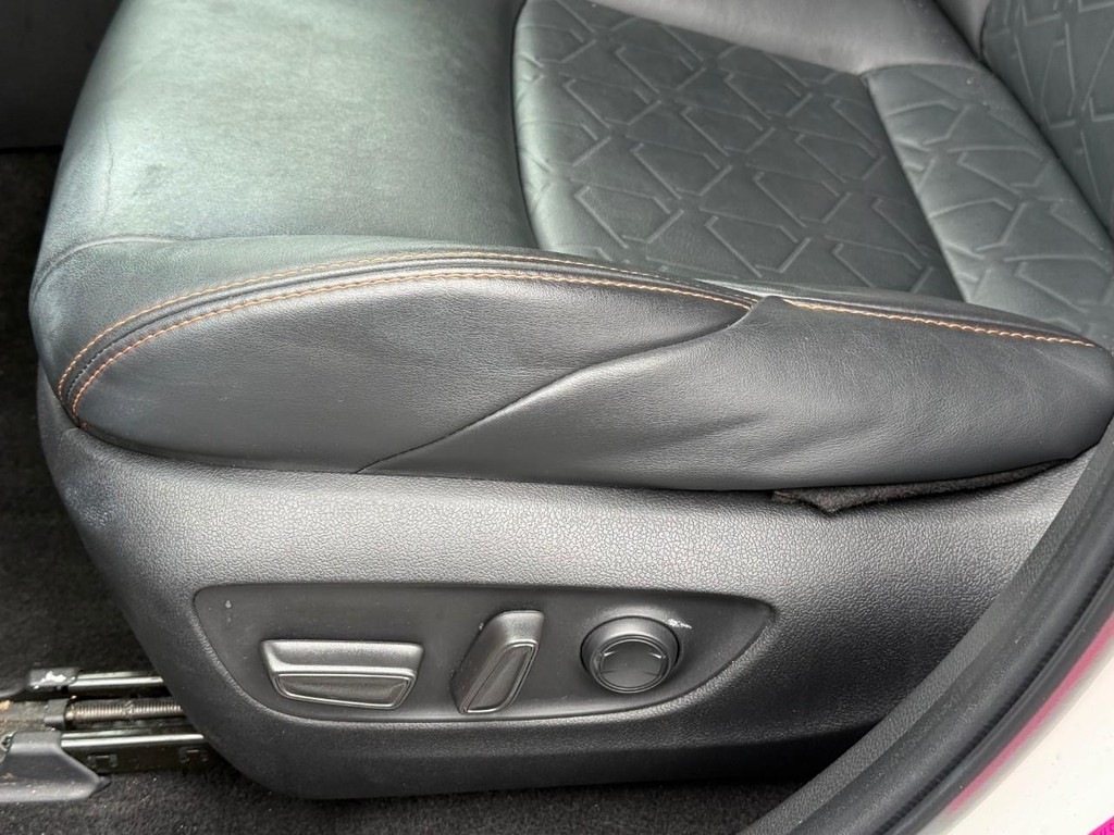 Toyota RAV4 Vehicle Full-screen Gallery Image 18