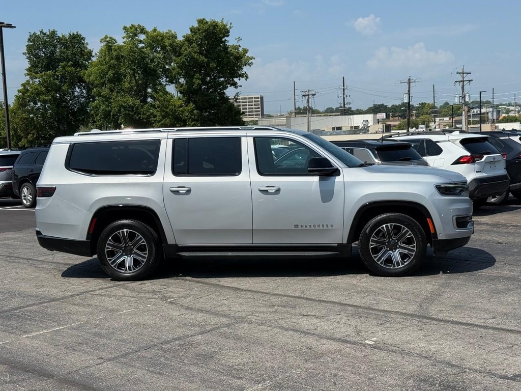 Jeep Wagoneer L Vehicle Full-screen Gallery Image 02