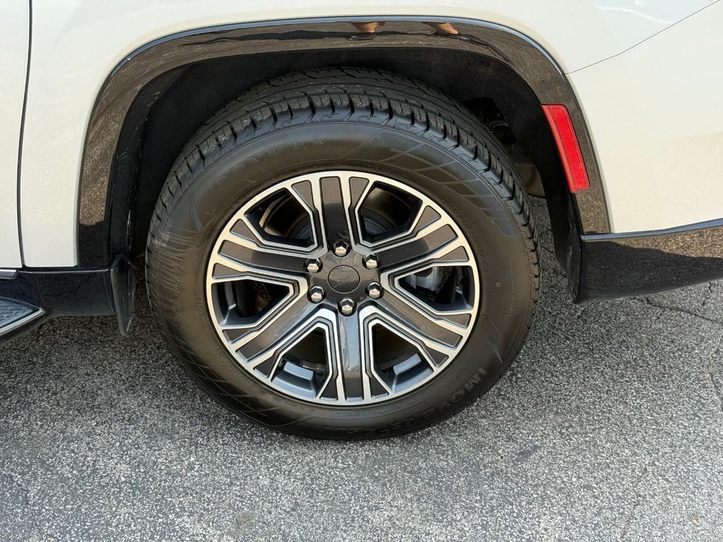 Jeep Wagoneer L Vehicle Full-screen Gallery Image 05