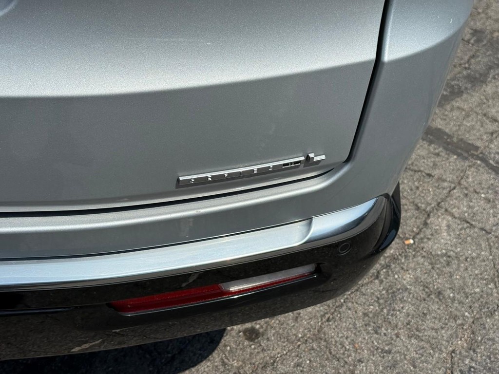 Jeep Wagoneer L Vehicle Full-screen Gallery Image 06