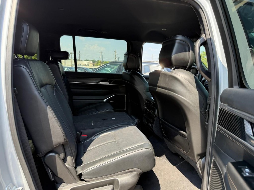 Jeep Wagoneer L Vehicle Full-screen Gallery Image 10