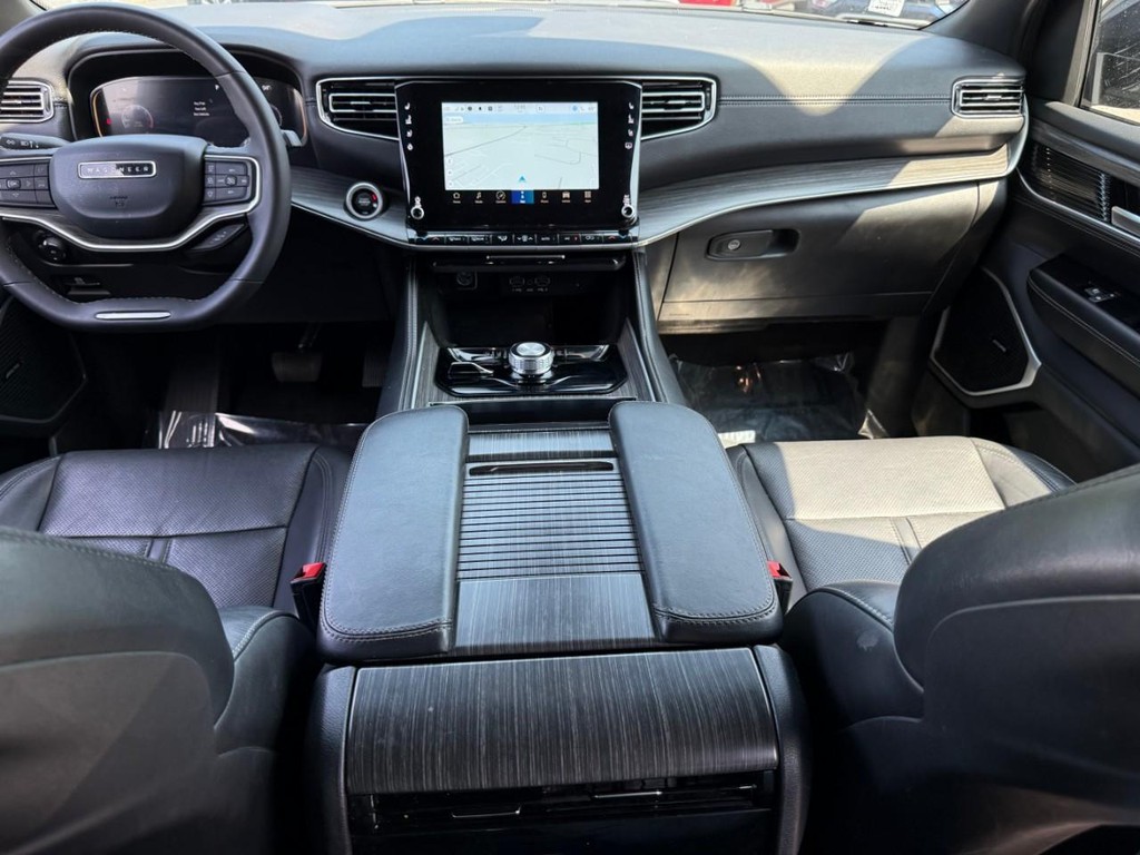 Jeep Wagoneer L Vehicle Full-screen Gallery Image 11