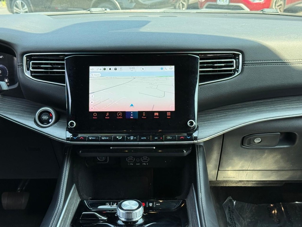 Jeep Wagoneer L Vehicle Full-screen Gallery Image 13