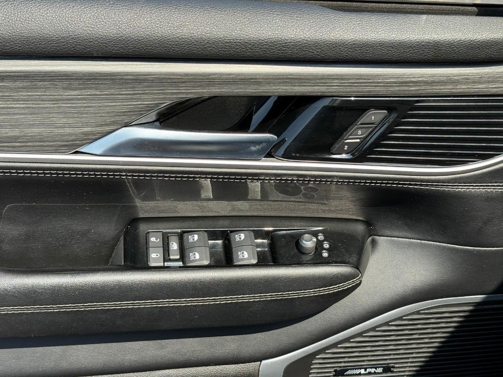 Jeep Wagoneer L Vehicle Full-screen Gallery Image 15