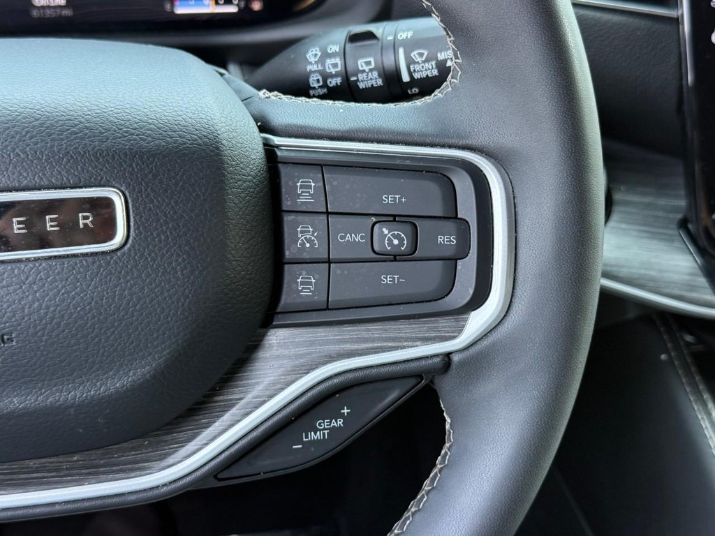 Jeep Wagoneer L Vehicle Full-screen Gallery Image 20